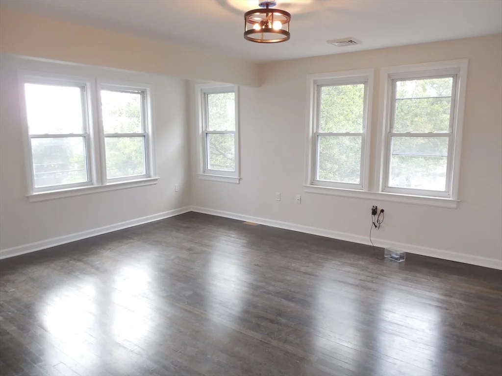 3 bed, 2 bath apartment for rent at 96 Walnut St Unit 2, Mount Auburn — photo 3 of 19