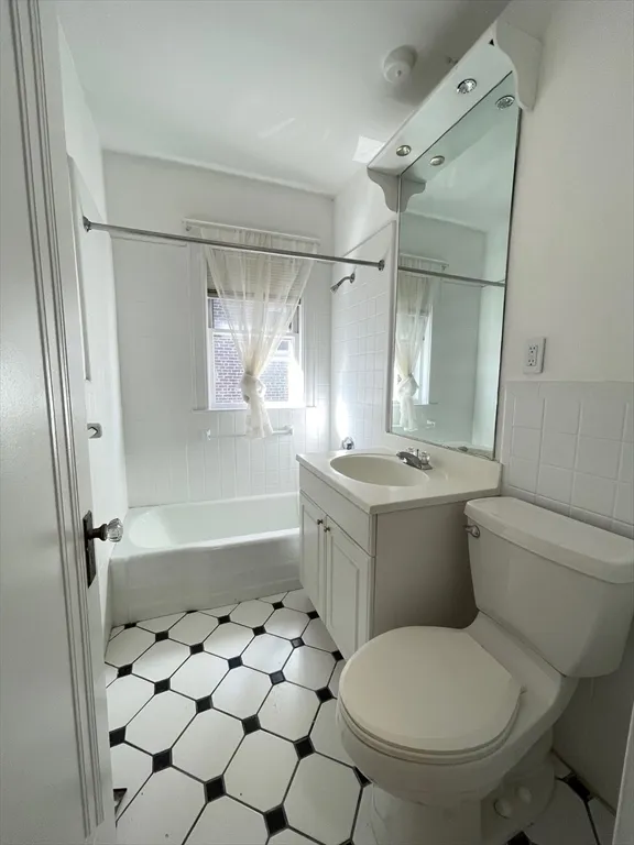 4 bed, 2 bath apartment for rent at 96 Walnut Unit 2, High Street Hill — photo 13 of 13