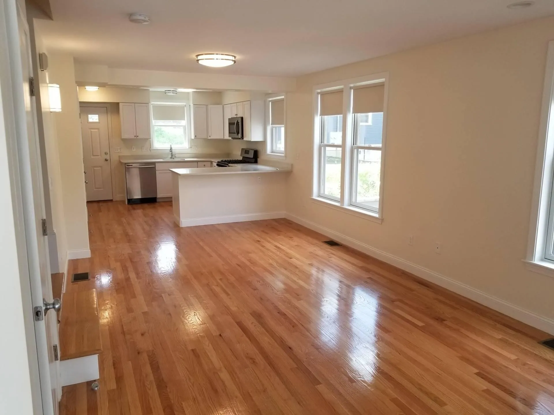 3 bed, 2.5 bath apartment for rent at 96 Waumbeck St Unit 1, Roxbury — photo 2 of 7