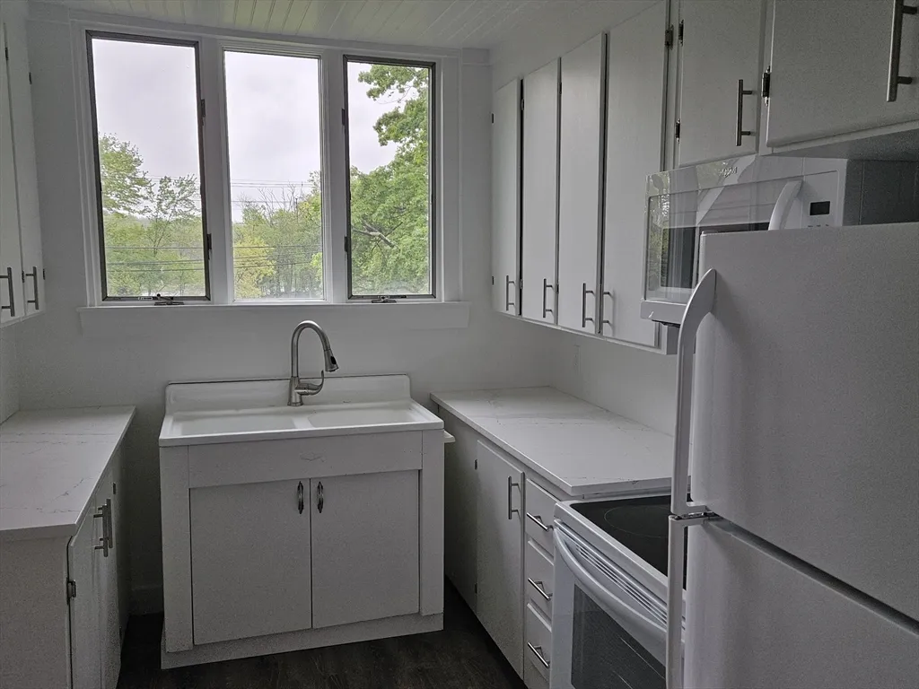 1 bed, 1 bath apartment for rent at 960 Boston Post Rd E, Marlborough — photo 4 of 12