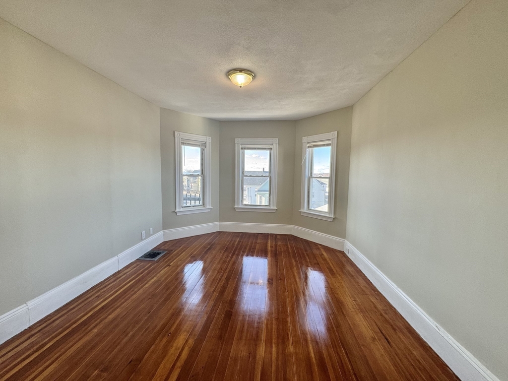 3 bed, 1 bath apartment for rent at 961-963 Broadway Unit 3, Everett — photo 4 of 23