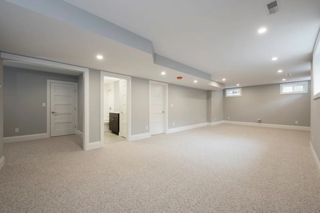 5 bed, 4+ bath apartment for rent at 962 Walnut St Unit 962, Newton — photo 9 of 11