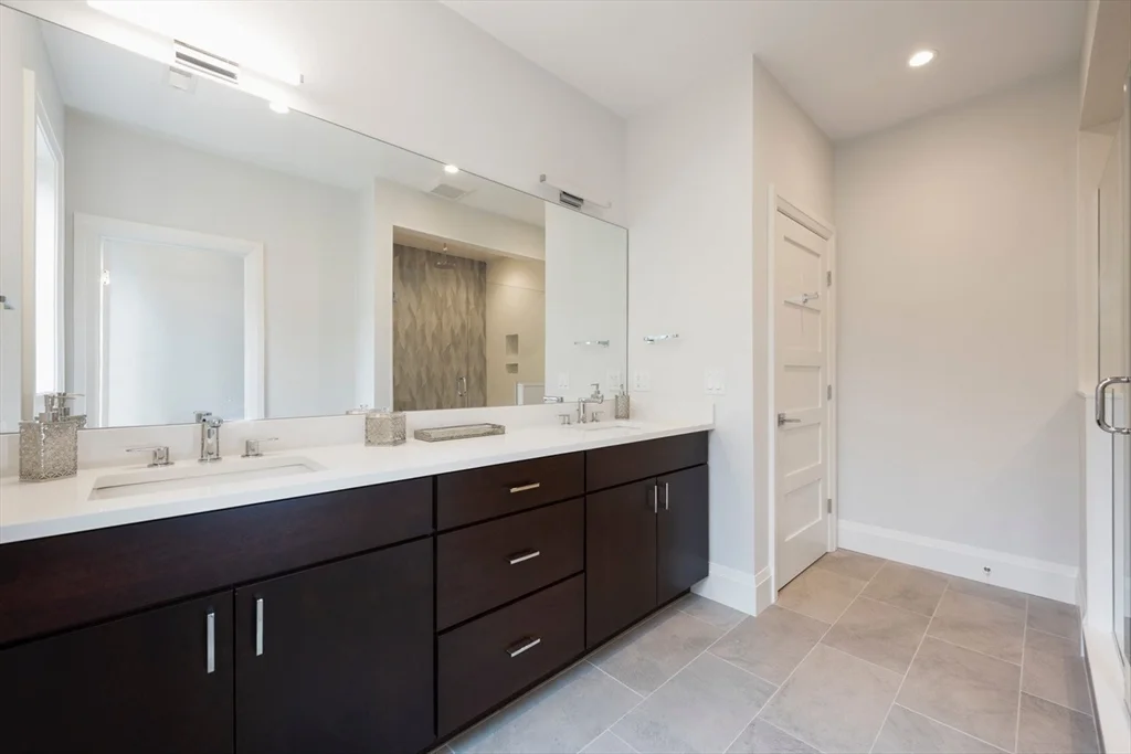 5 bed, 4+ bath apartment for rent at 962 Walnut St Unit 962, Newton — photo 8 of 11