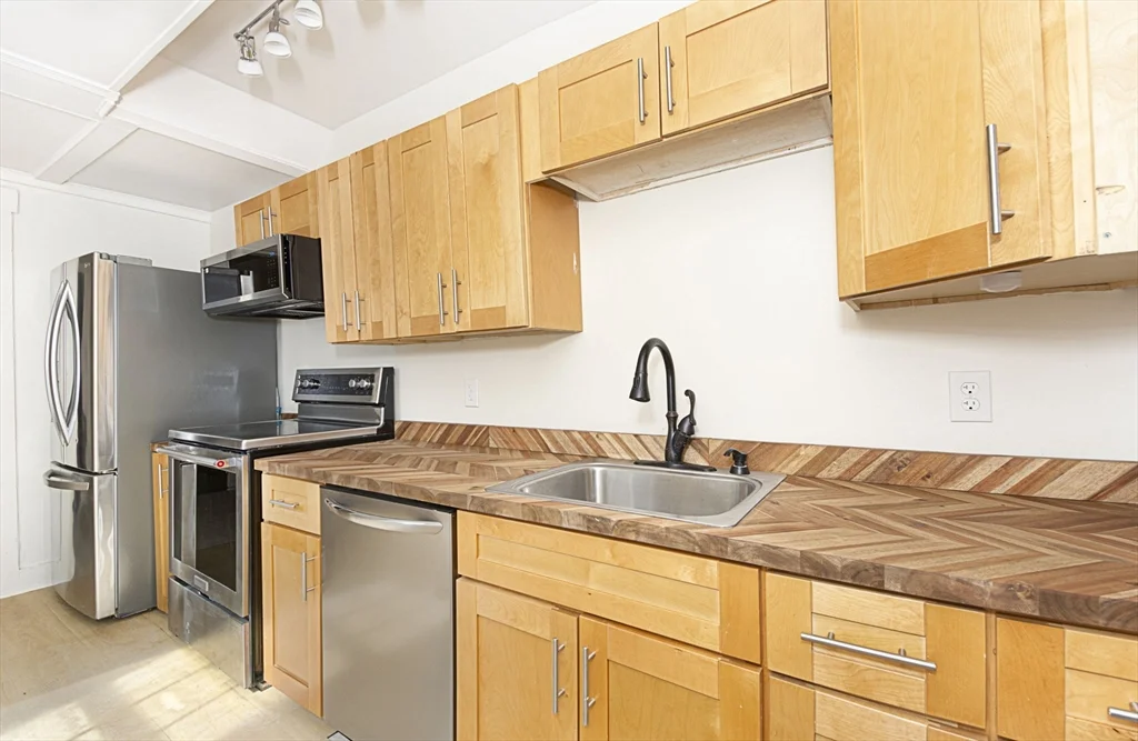 1 bed, 1 bath apartment for rent at 963 Main St Unit 4, Leicester