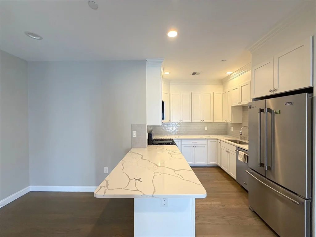 3 bed, 2 bath apartment for rent at 966 Hyde Park Ave Unit 202, Hyde Park — photo 3 of 17