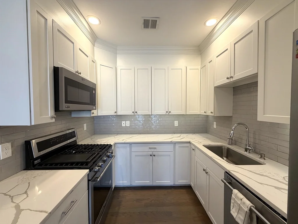 3 bed, 2 bath apartment for rent at 966 Hyde Park Ave Unit 202, Hyde Park — photo 4 of 17