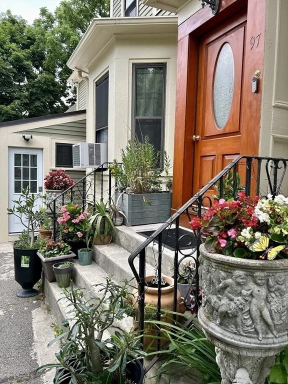 3 bed, 1 bath apartment for rent at 97-2 Court St Unit 2, Newtonville — photo 2 of 23