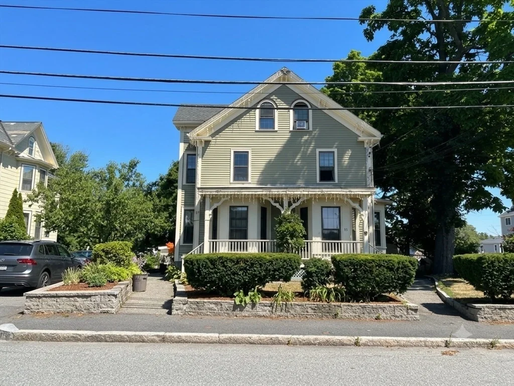 3 bed, 1 bath apartment for rent at 97-2 Court St Unit 2, Newtonville