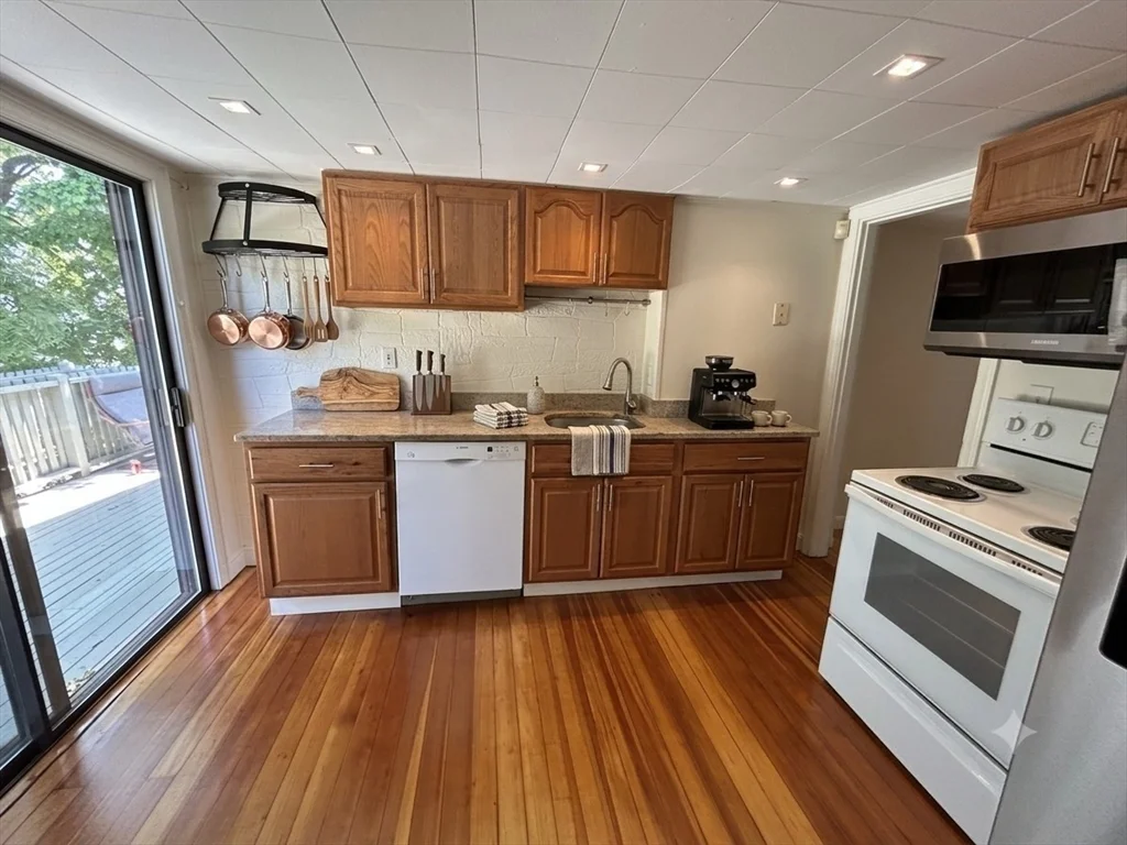 3 bed, 1 bath apartment for rent at 97-2 Court St Unit 2, Newtonville — photo 11 of 23