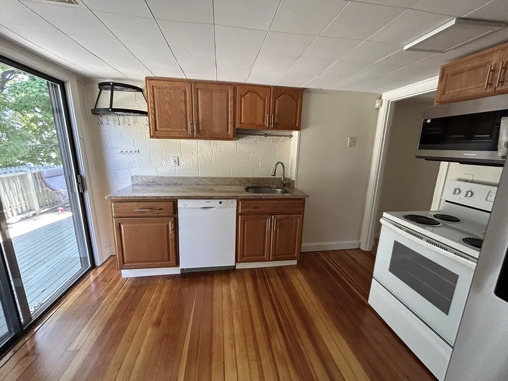 3 bed, 1 bath apartment for rent at 97-2 Court St Unit 2, Newtonville — photo 10 of 23