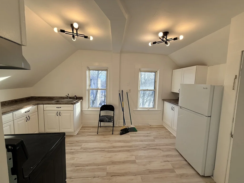 4 bed, 1 bath apartment for rent at 97 Dean St Unit 3, Attleboro — photo 9 of 10
