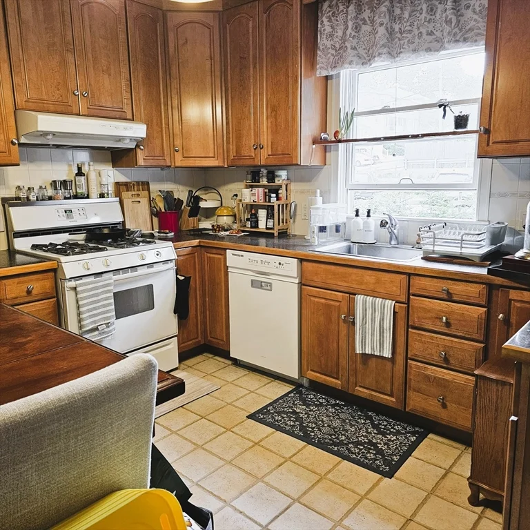 1 bed, 1 bath apartment for rent at 97 Hammond St Unit 1, Waltham — photo 7 of 16