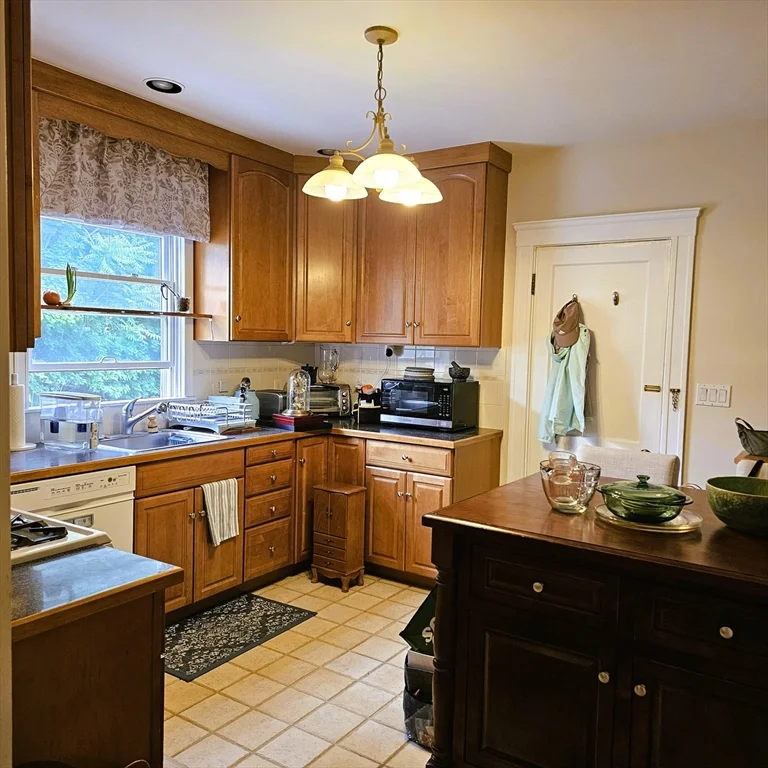 1 bed, 1 bath apartment for rent at 97 Hammond St Unit 1, Waltham — photo 8 of 16