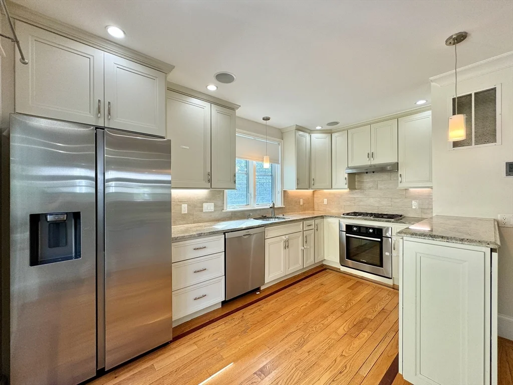 3 bed, 3 bath apartment for rent at 97 Kinnaird St Unit 1, Riverside — photo 9 of 23