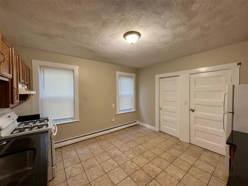 3 bed, 1.5 bath apartment for rent at 97 Marion St Unit 1a, Ward Two — photo 7 of 18