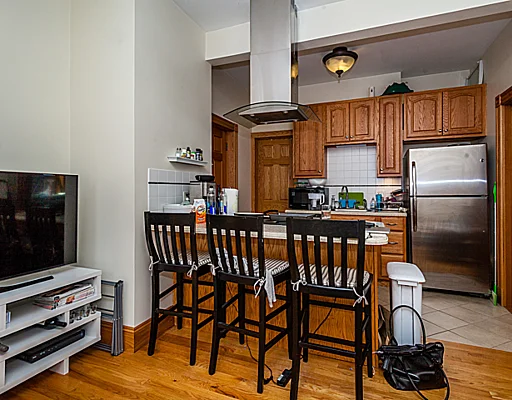 3 bed, 1 bath apartment for rent at 97 Myrtle St Unit 8, Beacon Hill — photo 2 of 11