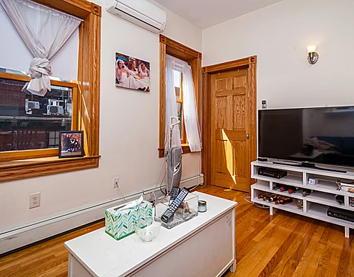 3 bed, 1 bath apartment for rent at 97 Myrtle St Unit 8, Beacon Hill