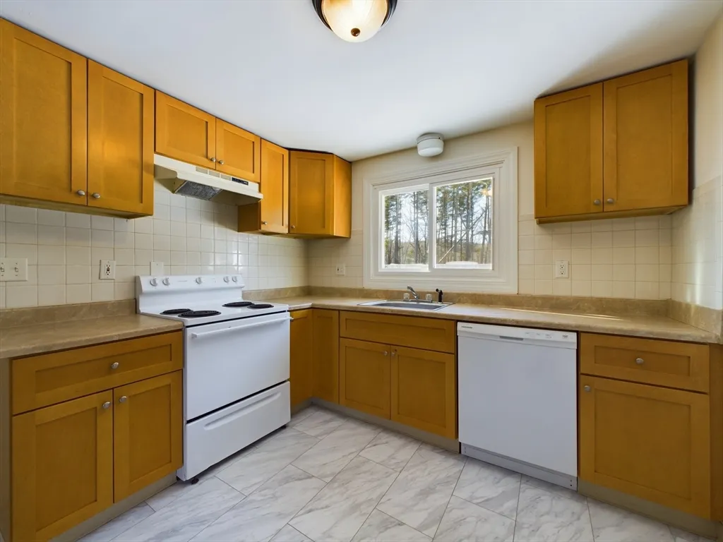 3 bed, 2 bath apartment for rent at 97 Old Post Rd, Sharon — photo 3 of 12