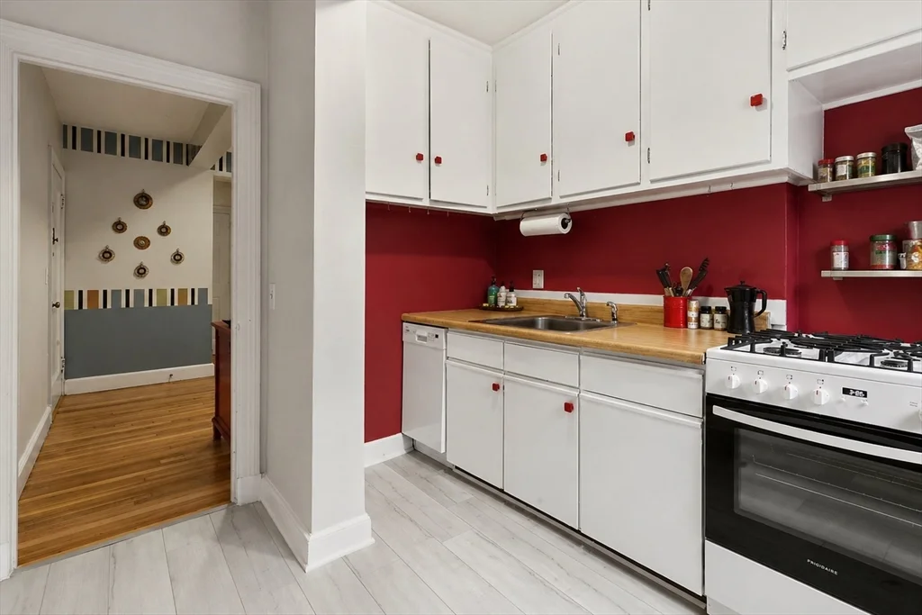 1 bed, 1 bath apartment for rent at 97 Strathmore Rd Unit 2, Brighton — photo 4 of 11