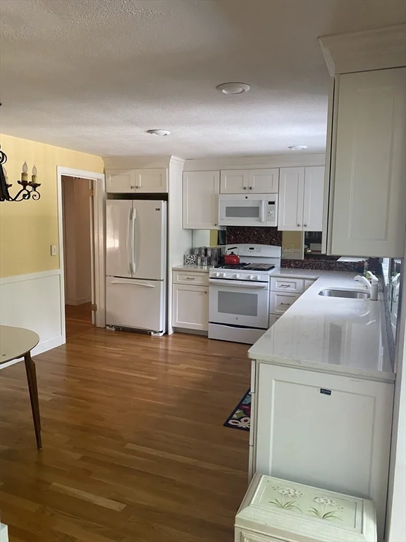 3 bed, 2 bath apartment for rent at 97 Walnut St, Natick — photo 2 of 20