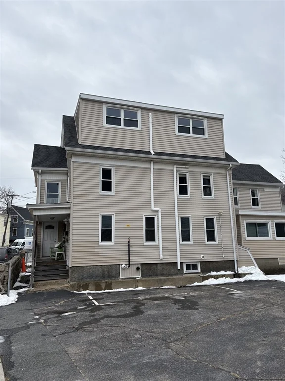 1 bed, 1 bath apartment for rent at 97 Washington St Unit 3, Gloucester — photo 1 of 15