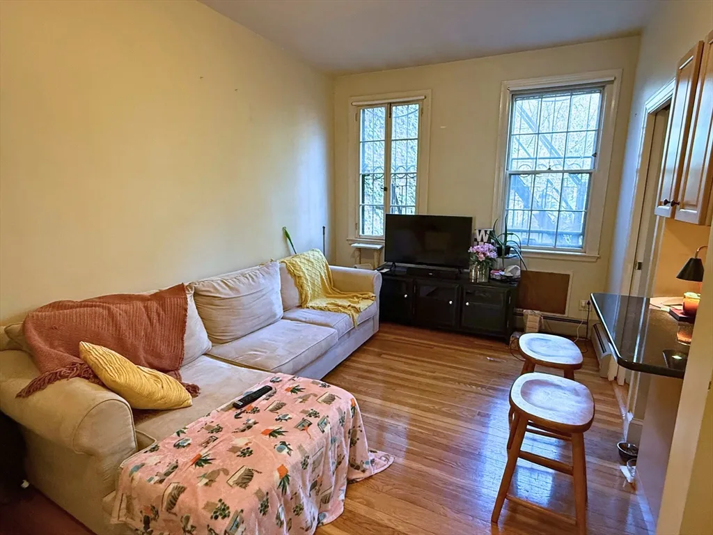 1 bed, 1 bath apartment for rent at 97 West Cedar St Unit 1, Beacon Hill — photo 3 of 12