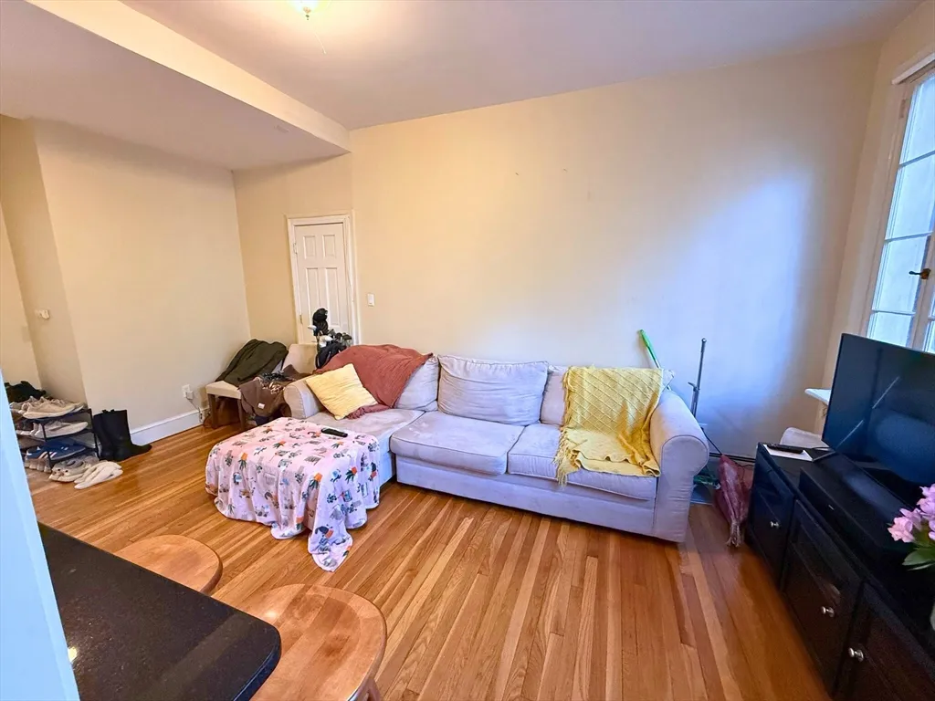1 bed, 1 bath apartment for rent at 97 West Cedar St Unit 1, Beacon Hill — photo 8 of 12