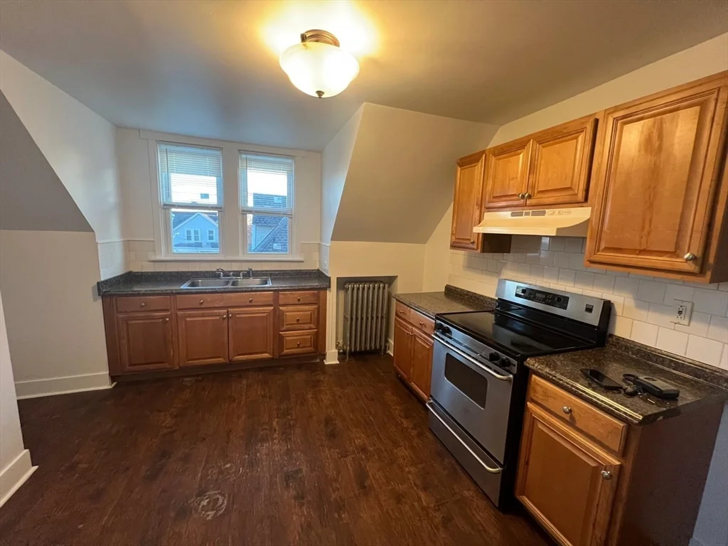 3 bed, 1 bath apartment for rent at 974 Plymouth Ave Unit 3, Fall River — photo 2 of 9