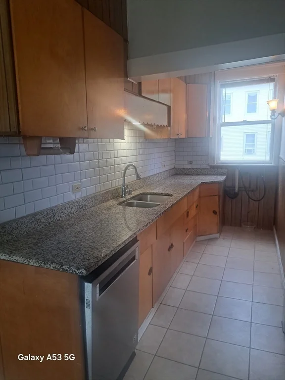 3 bed, 1 bath apartment for rent at 98 Brookline St Unit 2, Webster Square — photo 2 of 39