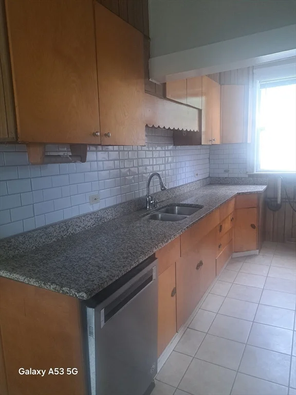 3 bed, 1 bath apartment for rent at 98 Brookline St Unit 2, Webster Square — photo 5 of 39