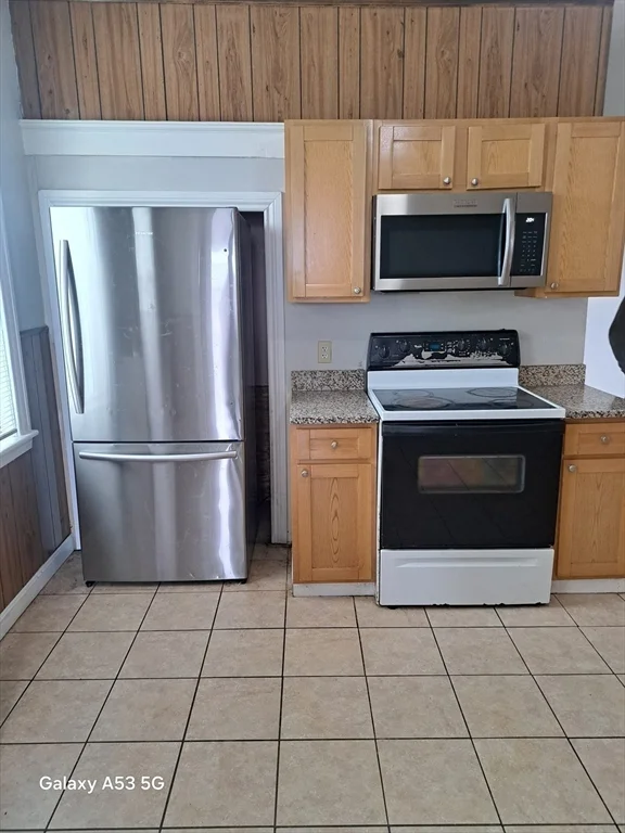 3 bed, 1 bath apartment for rent at 98 Brookline St Unit 2, Webster Square