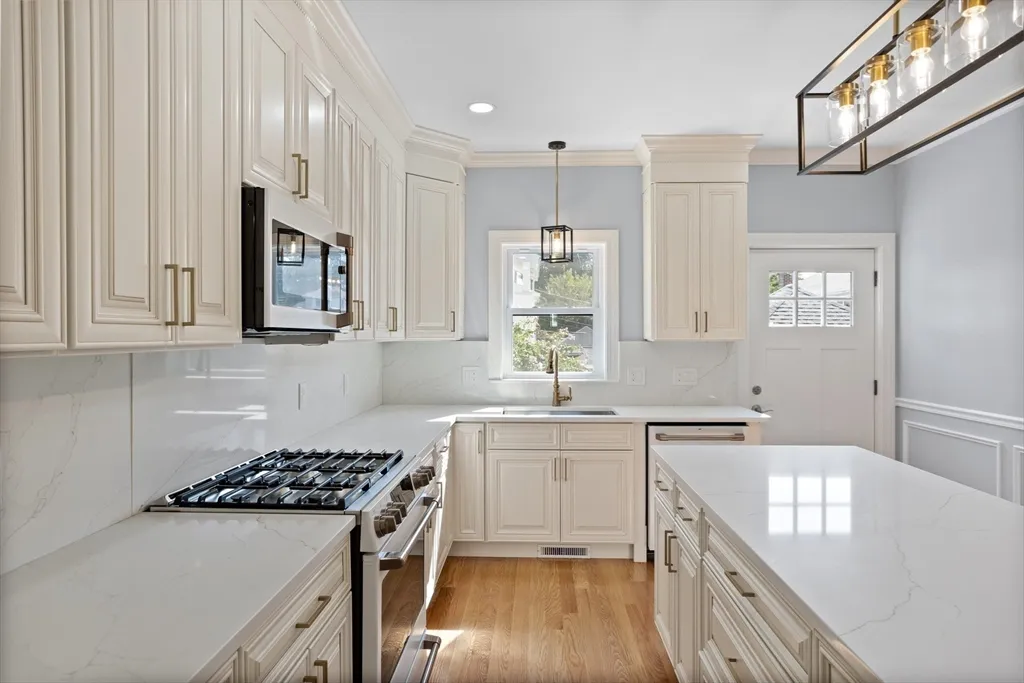 4 bed, 4+ bath apartment for rent at 98 Carroll St Unit 98, Watertown — photo 8 of 42