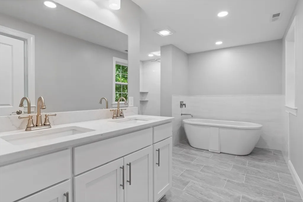 4 bed, 4+ bath apartment for rent at 98 Carroll St Unit 98, Watertown — photo 16 of 42