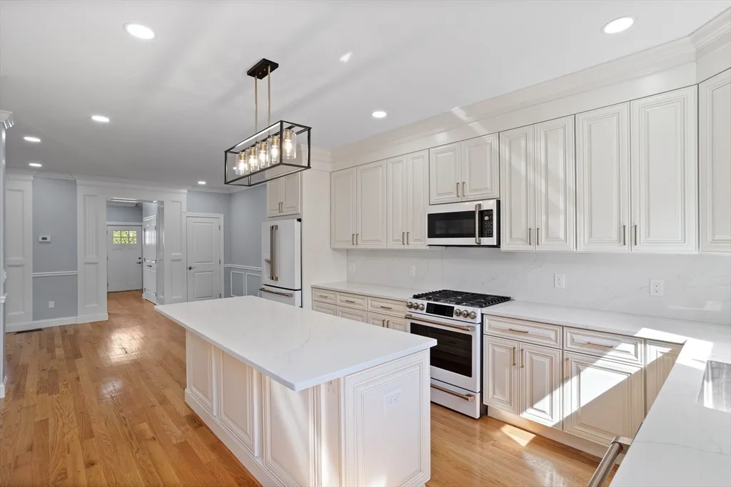 4 bed, 4+ bath apartment for rent at 98 Carroll St Unit 98, Watertown — photo 9 of 42