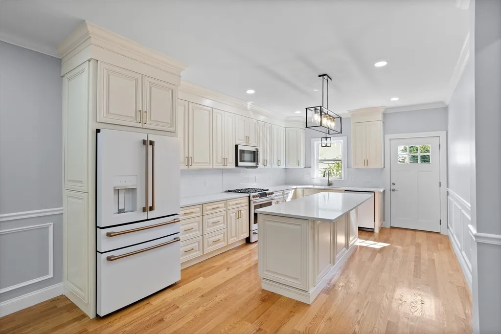 4 bed, 4+ bath apartment for rent at 98 Carroll St Unit 98, Watertown — photo 6 of 42