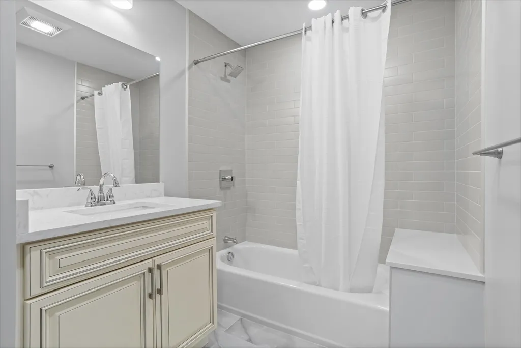 4 bed, 4+ bath apartment for rent at 98 Carroll St Unit 98, Watertown — photo 18 of 42