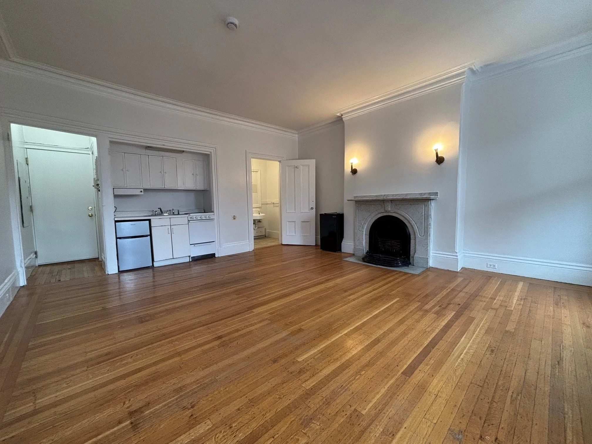 Studio bed, 1 bath apartment for rent at 98 Charles St Unit 8, Beacon Hill — photo 2 of 10