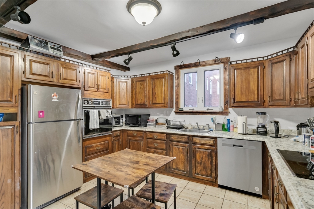 4 bed, 1 bath apartment for rent at 98 Cypress St Unit 1, Emerson Gardens — photo 6 of 12
