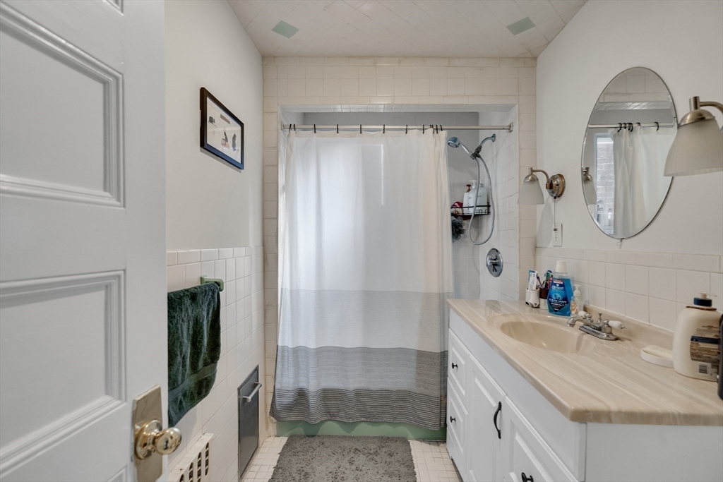 4 bed, 1 bath apartment for rent at 98 Cypress St Unit 1, Emerson Gardens — photo 8 of 12