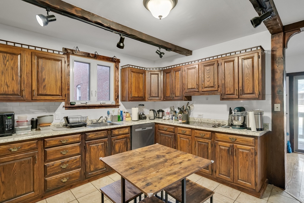 4 bed, 1 bath apartment for rent at 98 Cypress St Unit 1, Emerson Gardens — photo 7 of 12