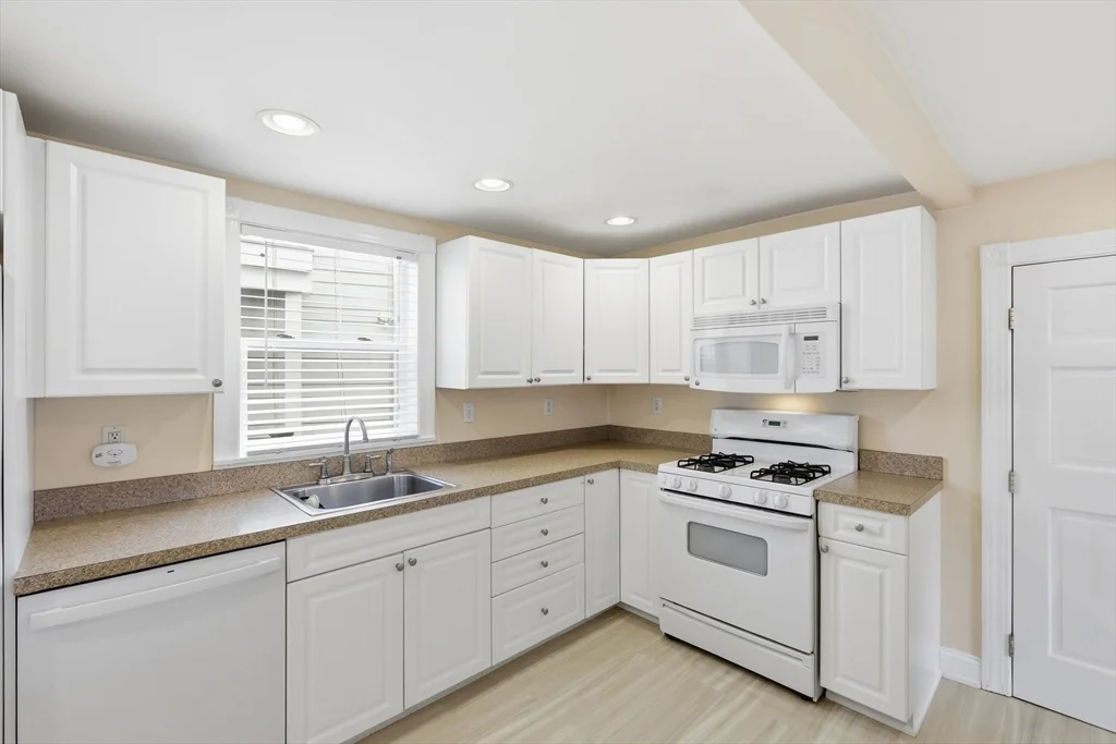 2 bed, 1 bath apartment for rent at 98 Grove St, Melrose — photo 14 of 30
