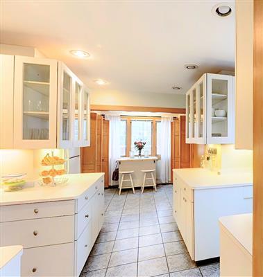 4 bed, 2 bath apartment for rent at 98 Heath St Unit 3, Winter Hill — photo 6 of 18