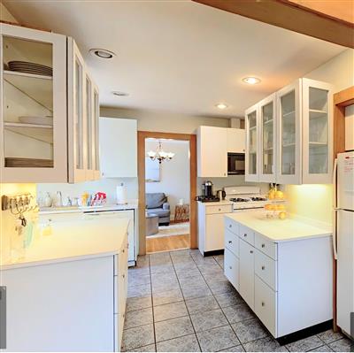 4 bed, 2 bath apartment for rent at 98 Heath St Unit 3, Winter Hill — photo 2 of 18