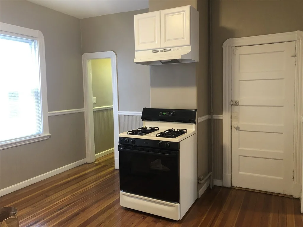 3 bed, 1 bath apartment for rent at 98 Irving Unit 2, Everett — photo 5 of 12