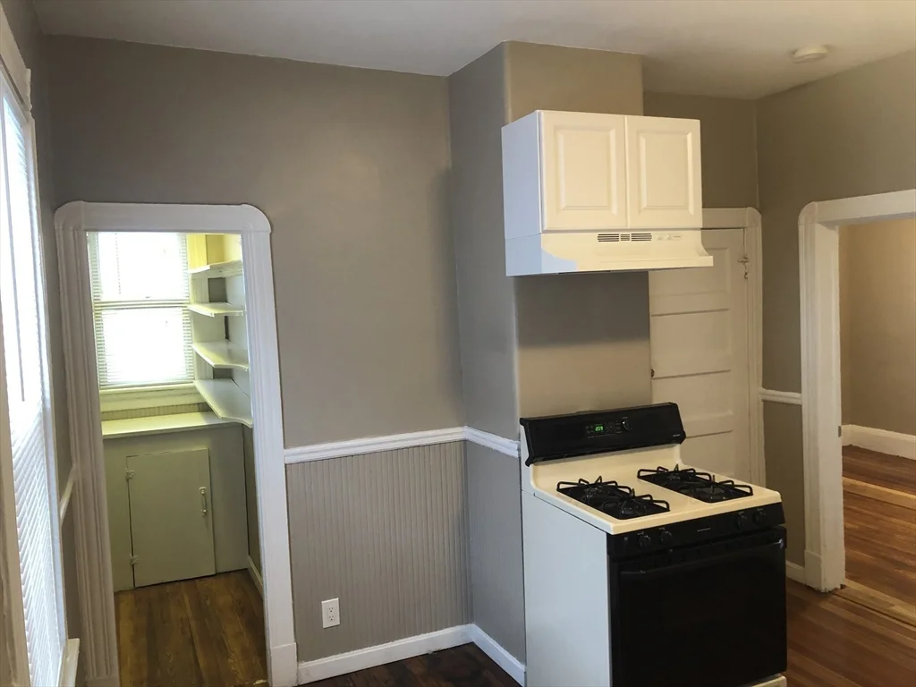 3 bed, 1 bath apartment for rent at 98 Irving Unit 2, Everett — photo 4 of 12