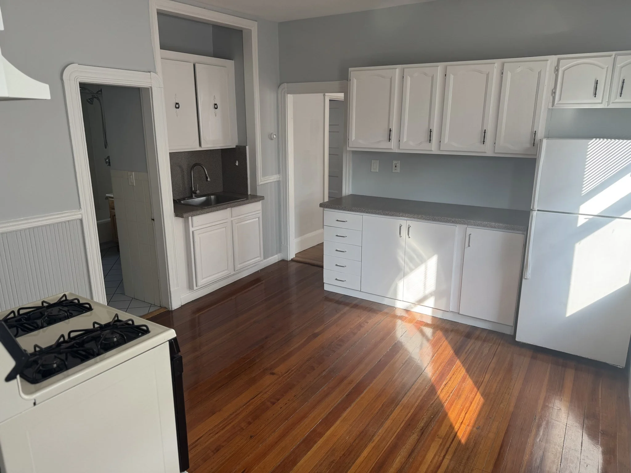 3 bed, 1 bath apartment for rent at 98 Irving Unit 2, Everett — photo 5 of 12