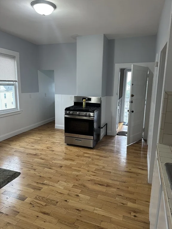 3 bed, 1 bath apartment for rent at 98 Irving Unit 3, Everett — photo 12 of 35