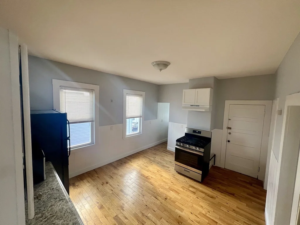 3 bed, 1 bath apartment for rent at 98 Irving Unit 3, Everett — photo 4 of 35