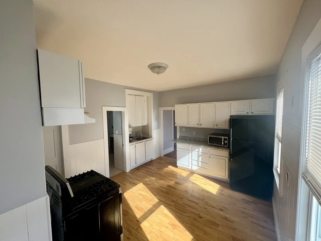 3 bed, 1 bath apartment for rent at 98 Irving Unit 3, Everett — photo 3 of 35