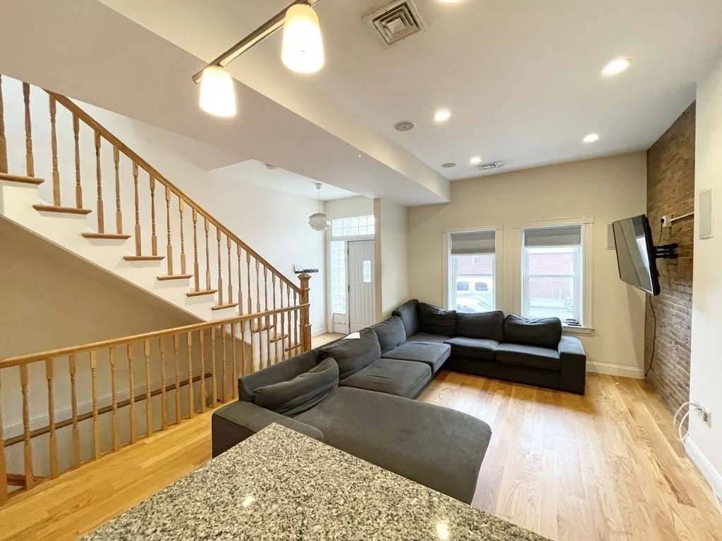5 bed, 2 bath apartment for rent at 98 L Unit Street, South Boston — photo 4 of 19